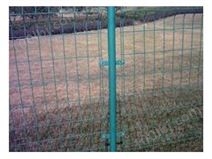 铁丝隔离栏，铁丝网围栏，安全防护栏，体育场围栏，到鹏泽护栏